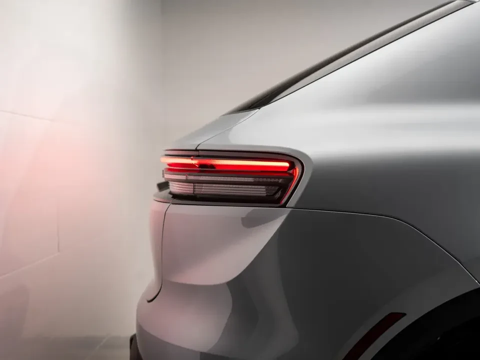 2025 Porsche Macan Electric - Image 14 of 20