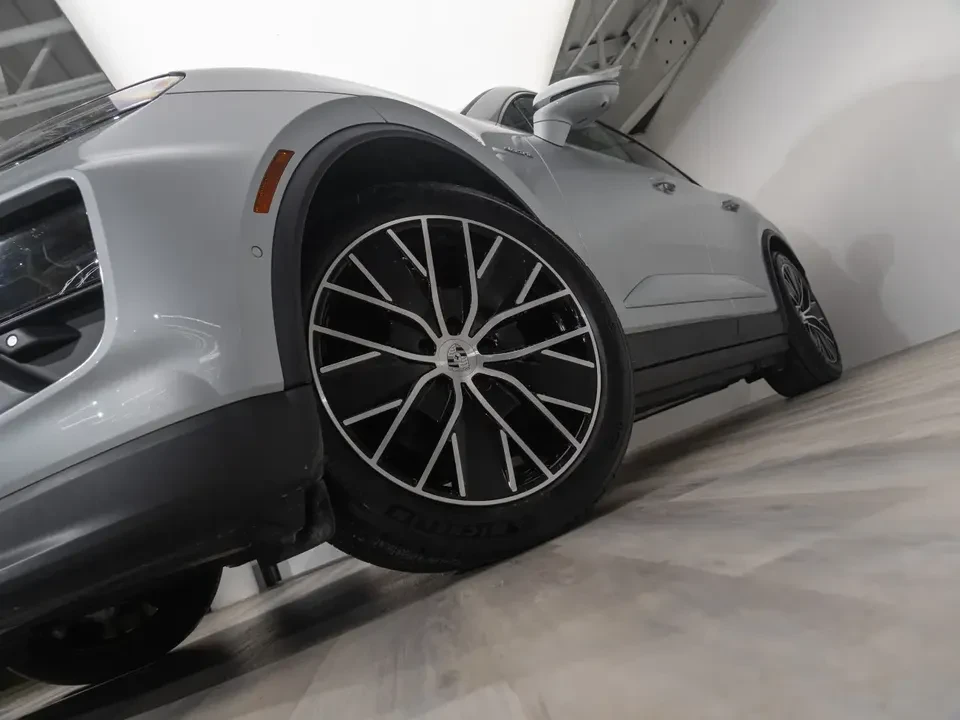 2025 Porsche Macan Electric - Image 9 of 20
