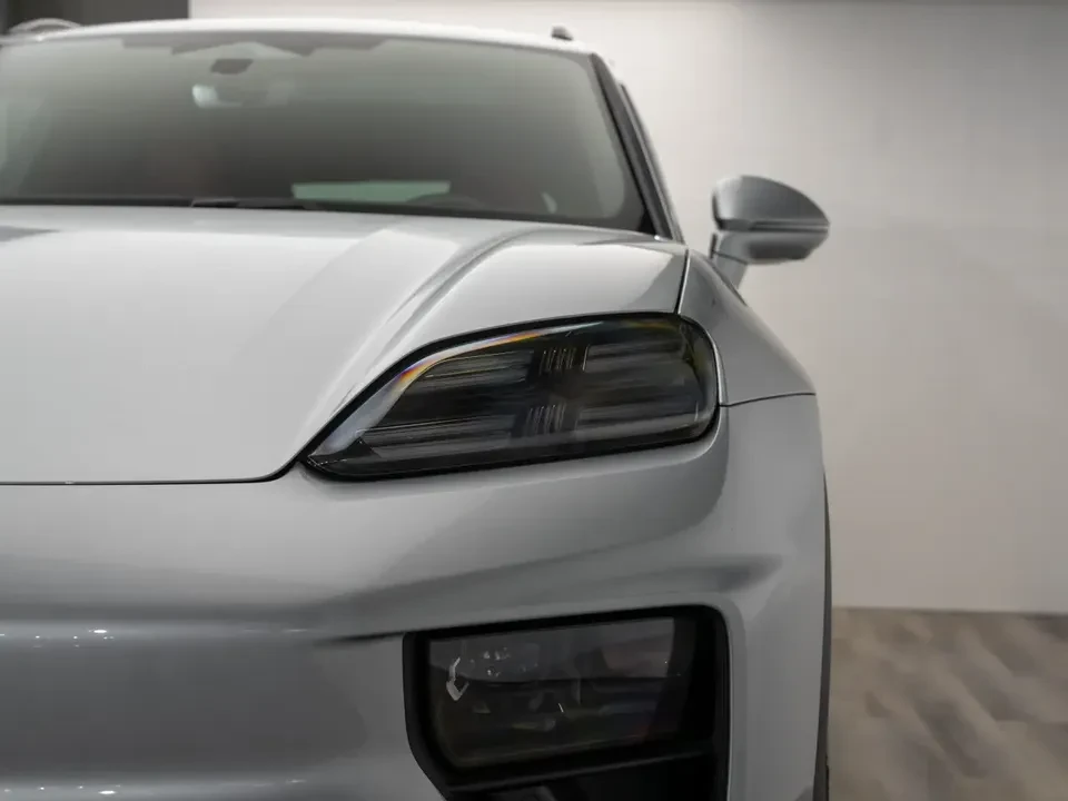 2025 Porsche Macan Electric - Image 6 of 20