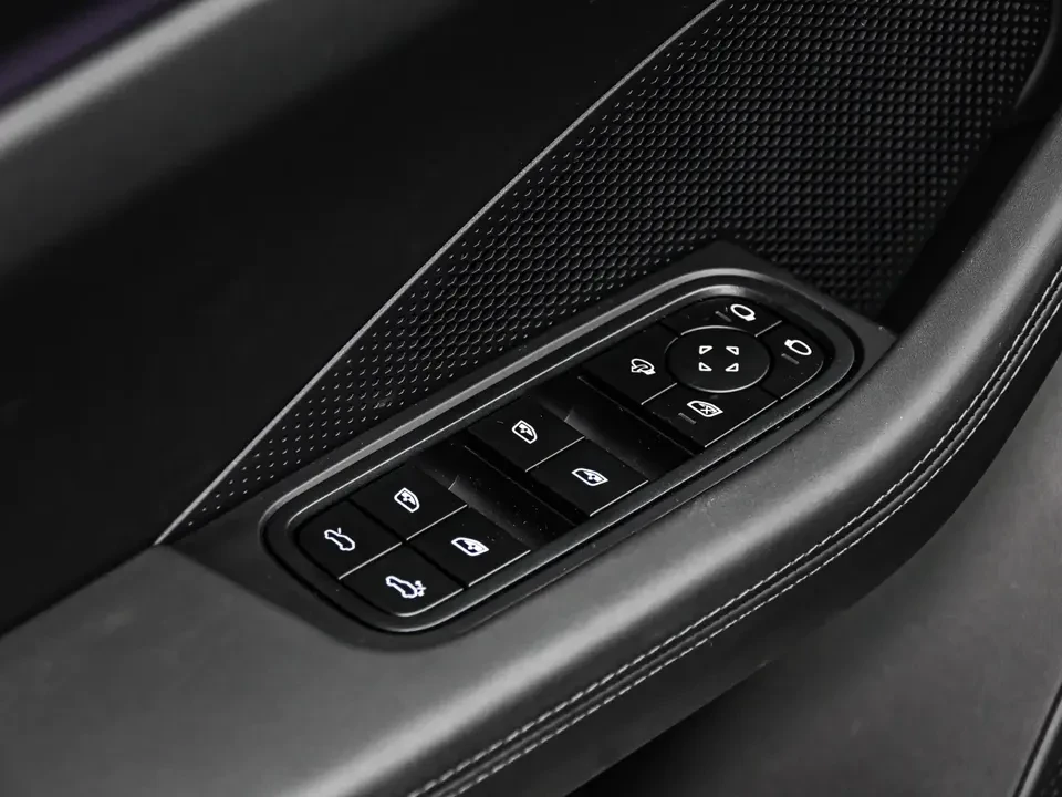 2025 Porsche Macan Electric - Image 18 of 18