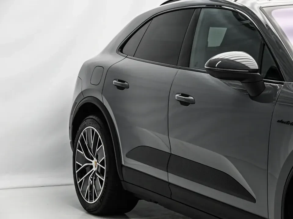 2025 Porsche Macan Electric - Image 8 of 18