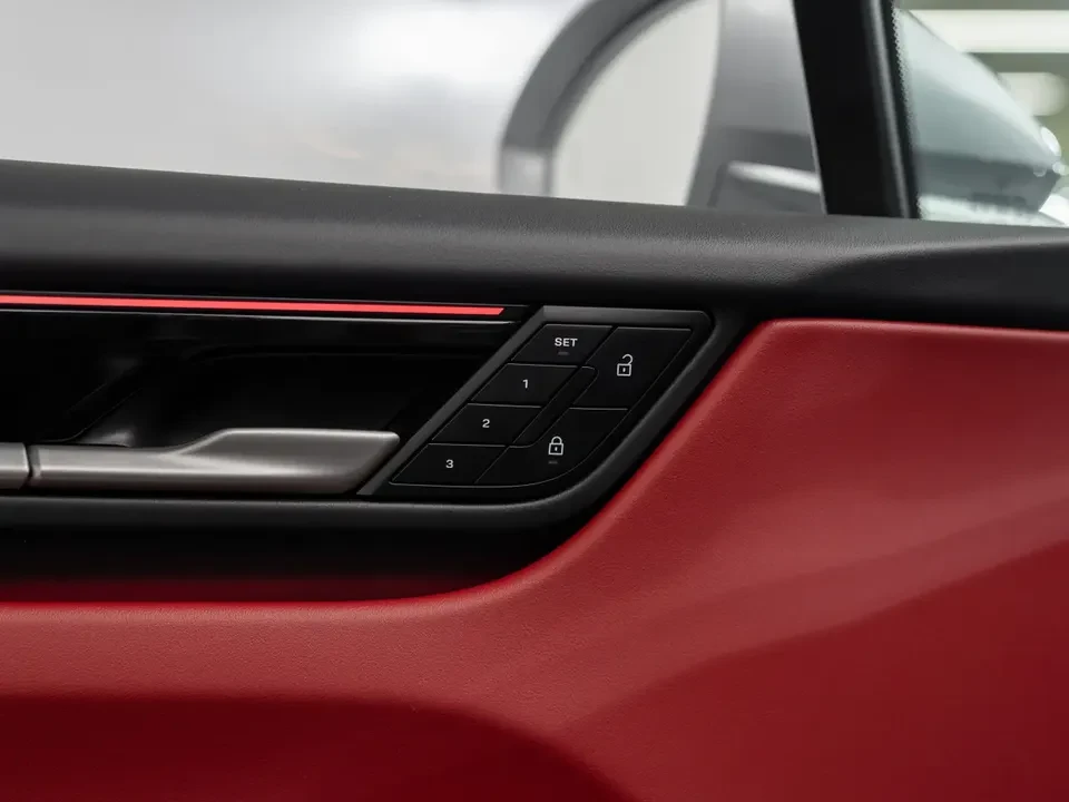 2025 Porsche Macan Electric - Image 18 of 20