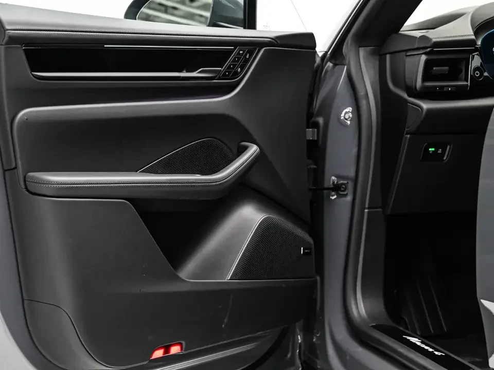 2025 Porsche Macan Electric - Image 16 of 18