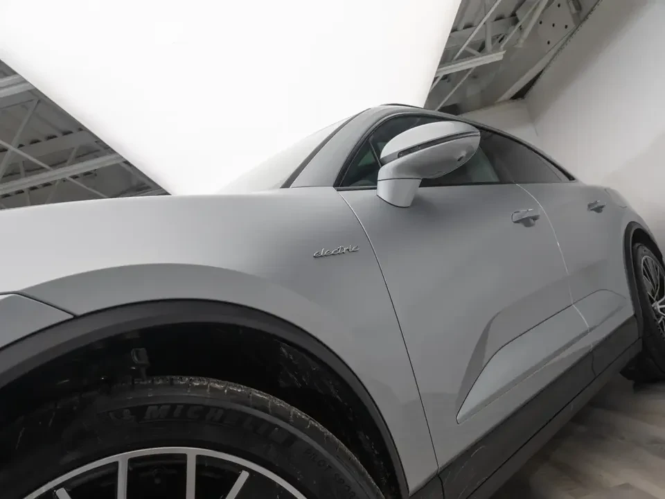 2025 Porsche Macan Electric - Image 10 of 20