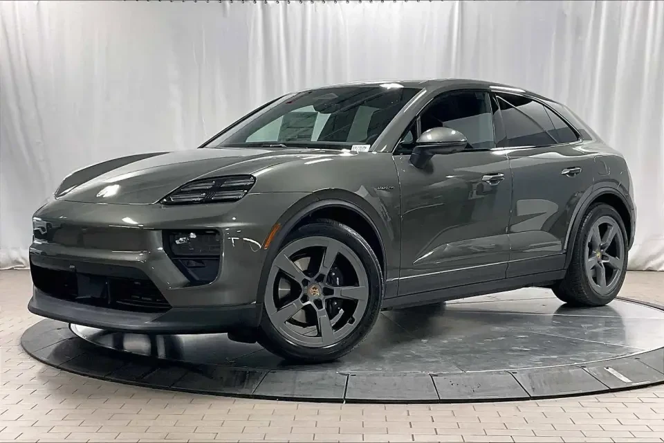 2025 Porsche Macan Electric - Image 12 of 14
