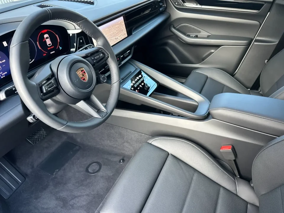 2025 Porsche Macan Electric - Image 4 of 7