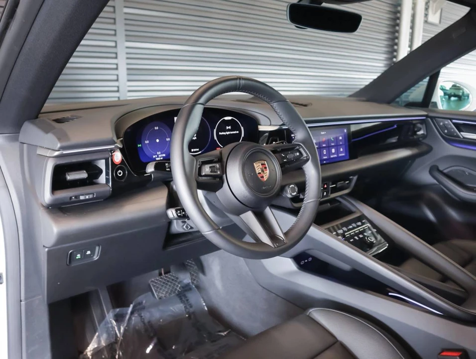 2025 Porsche Macan Electric - Image 4 of 5