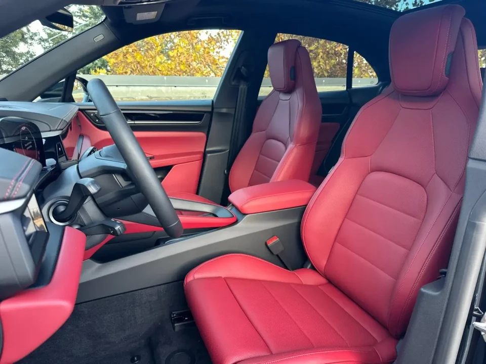 2025 Porsche Macan Electric - Image 5 of 11