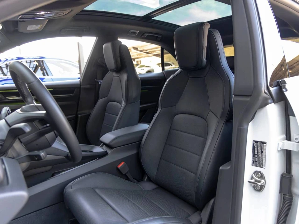 2025 Porsche Macan Electric - Image 4 of 4
