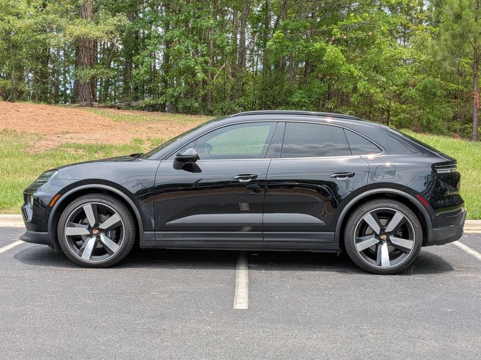 2025 Porsche Macan Electric - Image 2 of 5