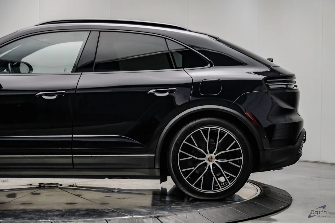 2025 Porsche Macan Electric - Image 8 of 31