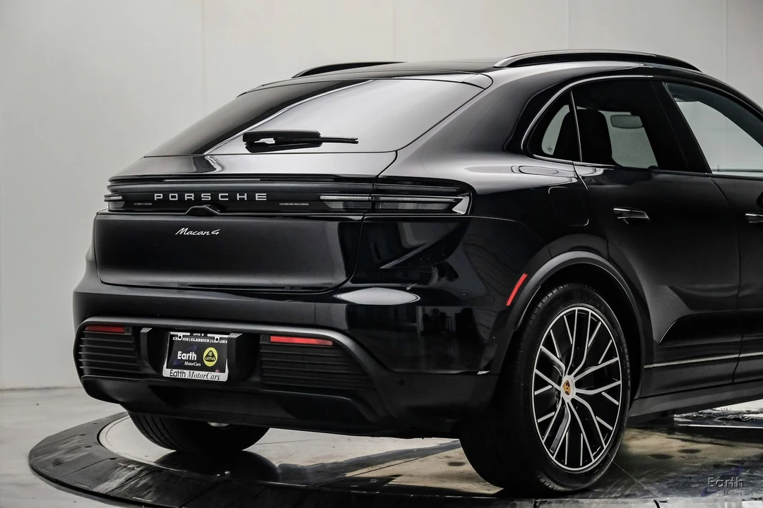 2025 Porsche Macan Electric - Image 17 of 31