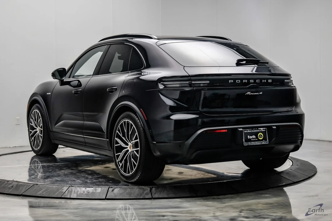 2025 Porsche Macan Electric - Image 10 of 31