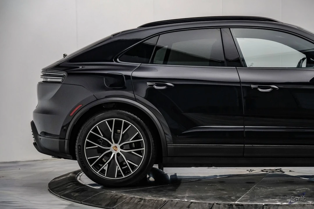 2025 Porsche Macan Electric - Image 20 of 31