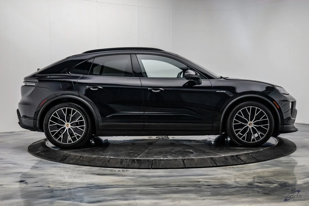 2025 Porsche Macan Electric - Image 19 of 31
