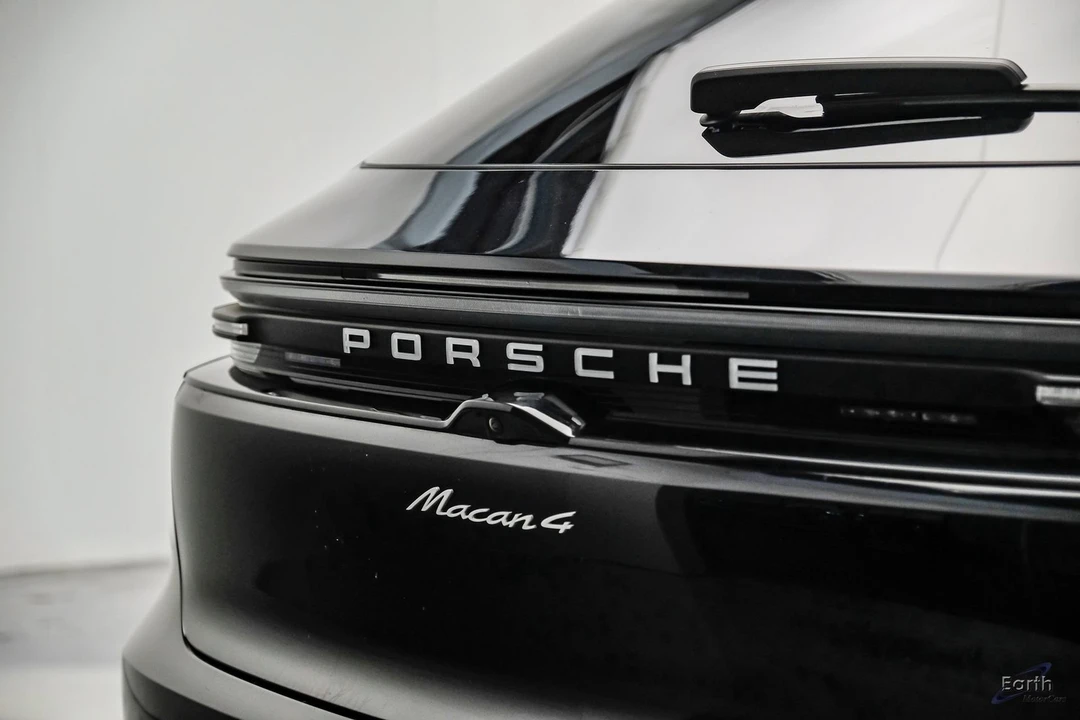 2025 Porsche Macan Electric - Image 15 of 31