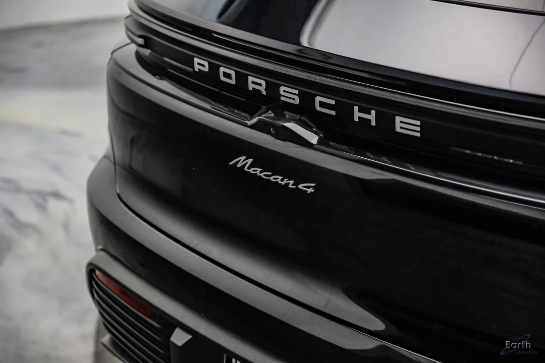 2025 Porsche Macan Electric - Image 14 of 31