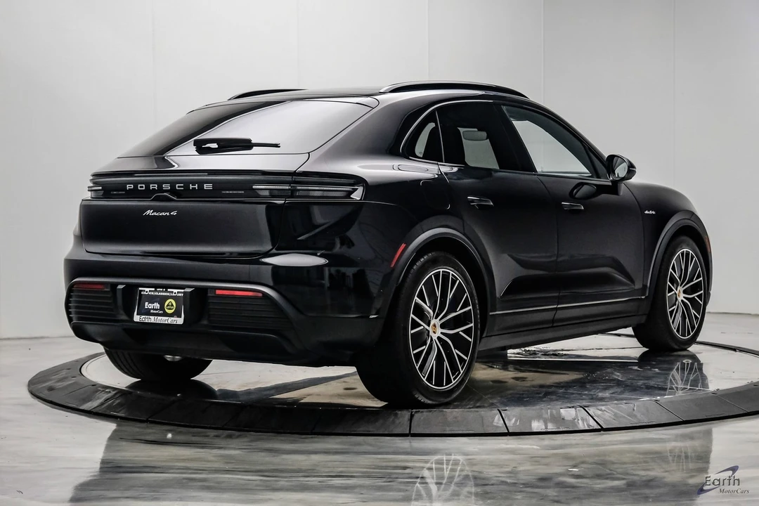 2025 Porsche Macan Electric - Image 16 of 31