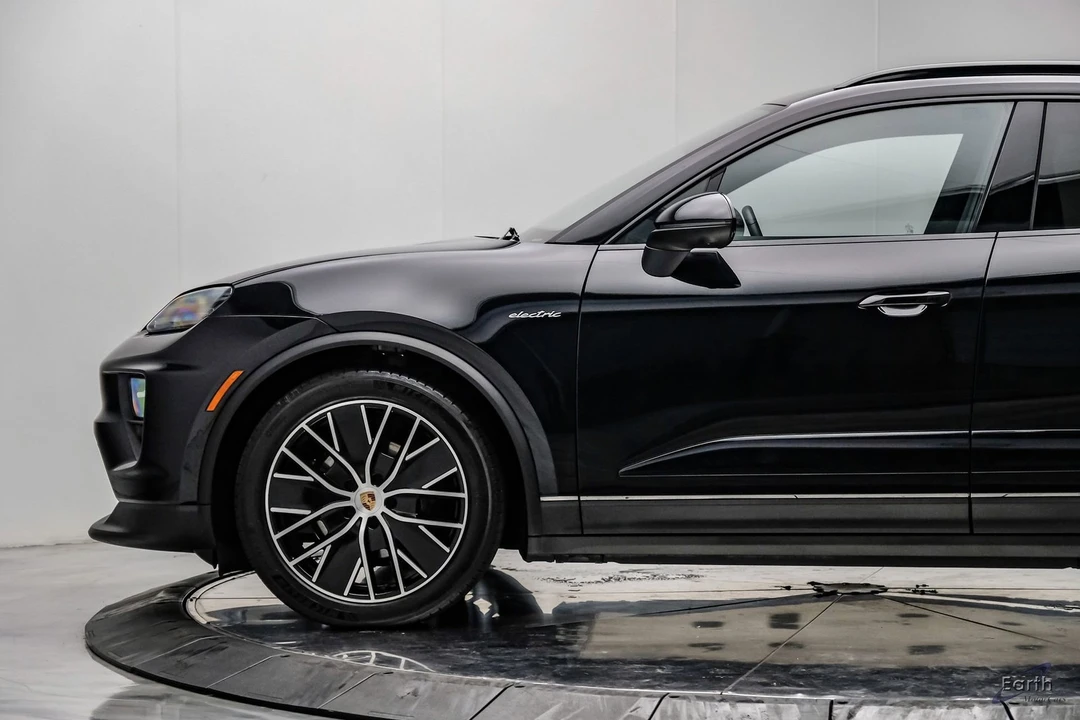 2025 Porsche Macan Electric - Image 7 of 31