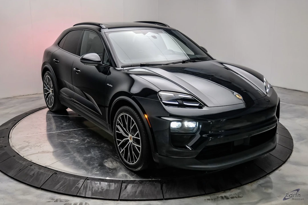 2025 Porsche Macan Electric - Image 23 of 31