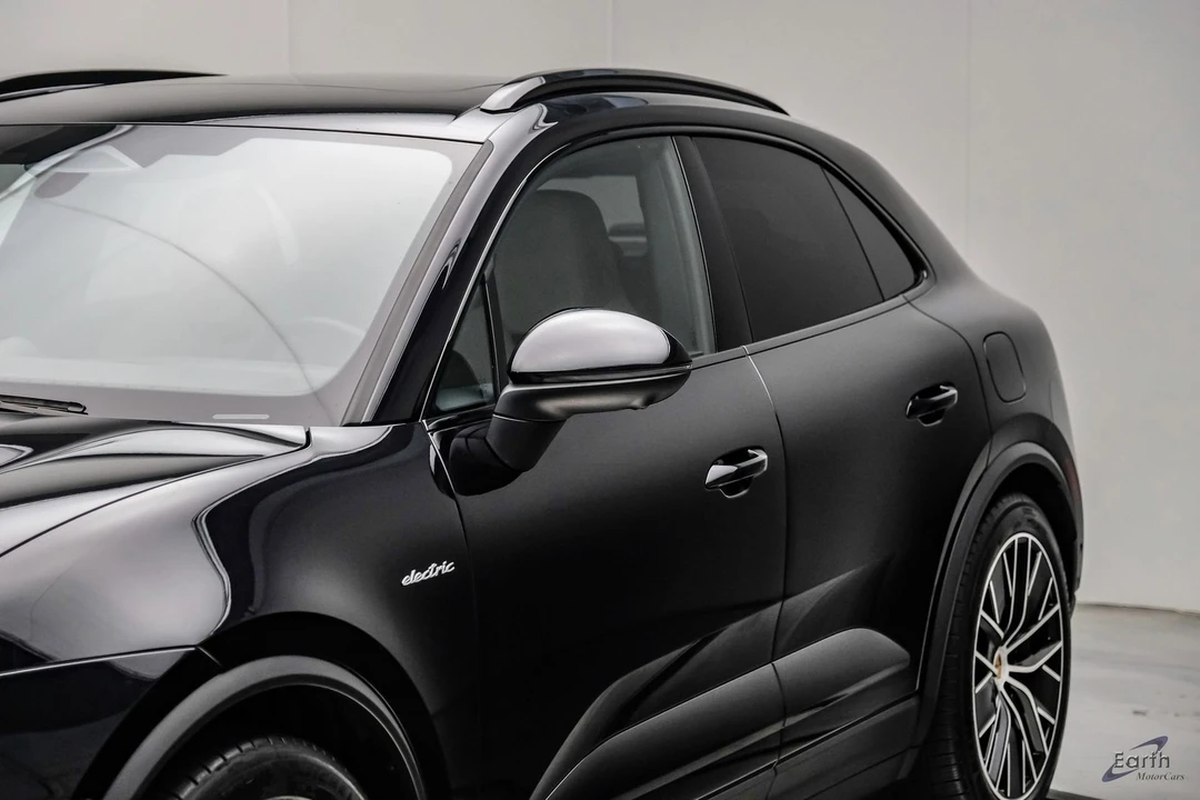 2025 Porsche Macan Electric - Image 27 of 31