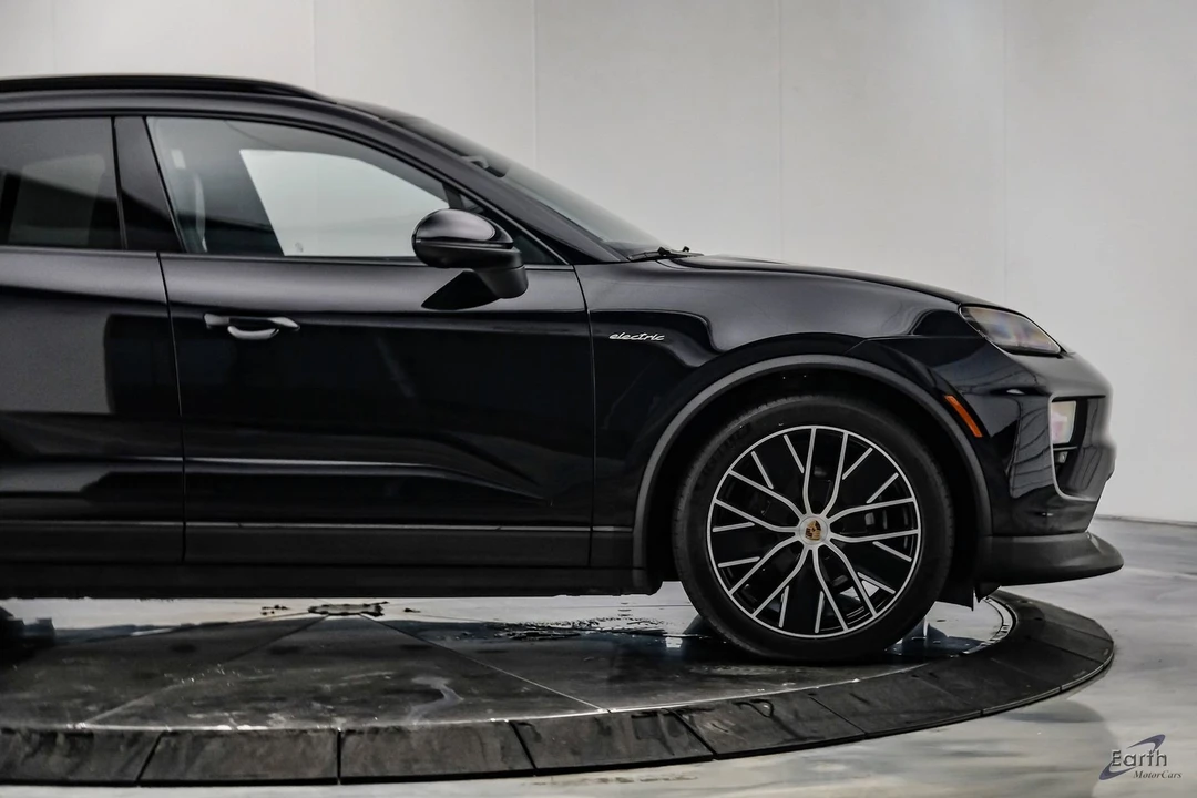 2025 Porsche Macan Electric - Image 21 of 31