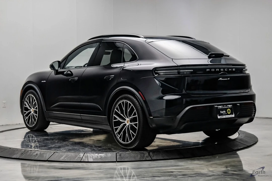 2025 Porsche Macan Electric - Image 9 of 31