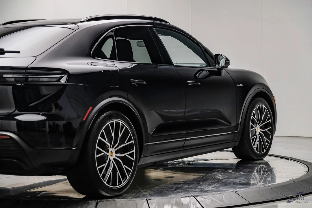2025 Porsche Macan Electric - Image 18 of 31