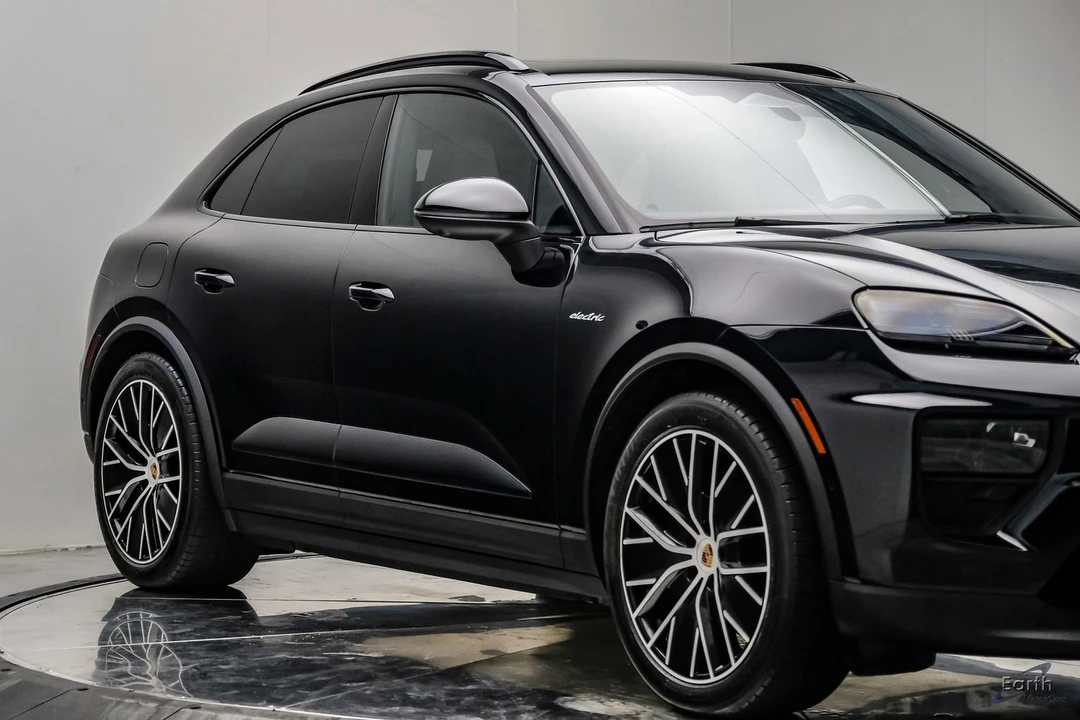 2025 Porsche Macan Electric - Image 25 of 31