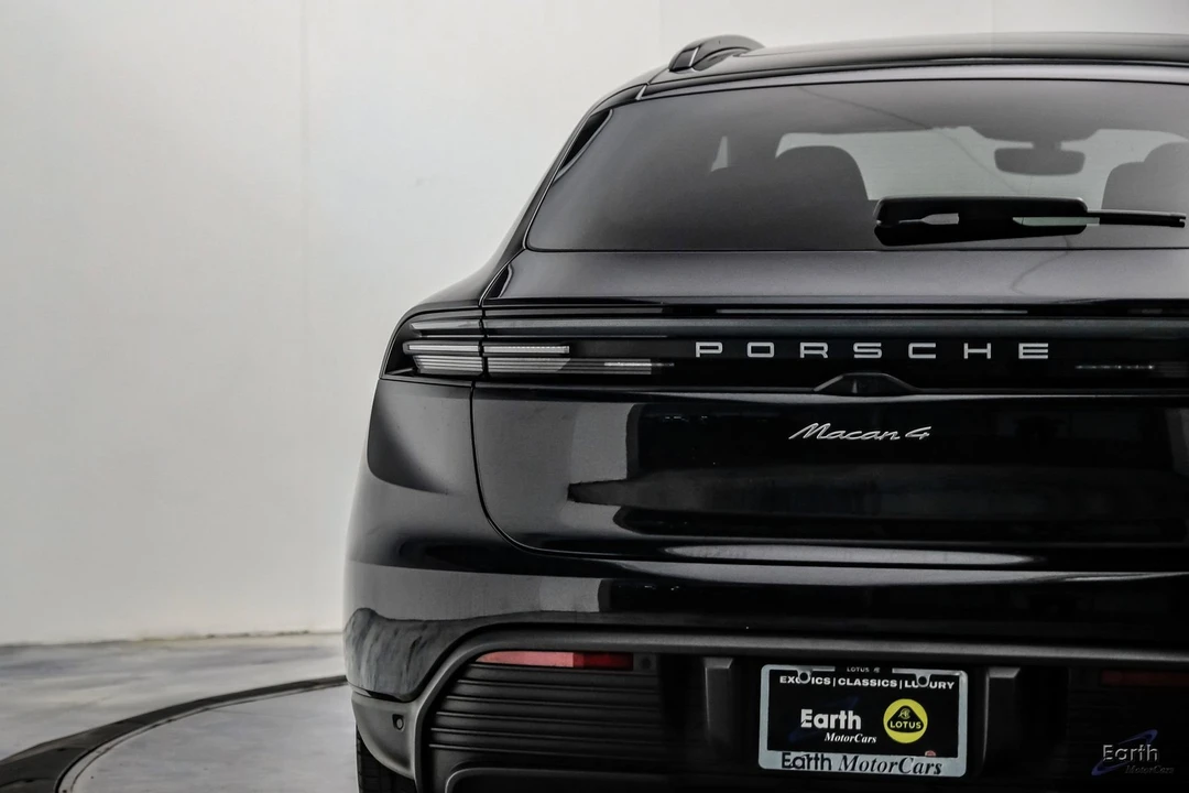 2025 Porsche Macan Electric - Image 13 of 31