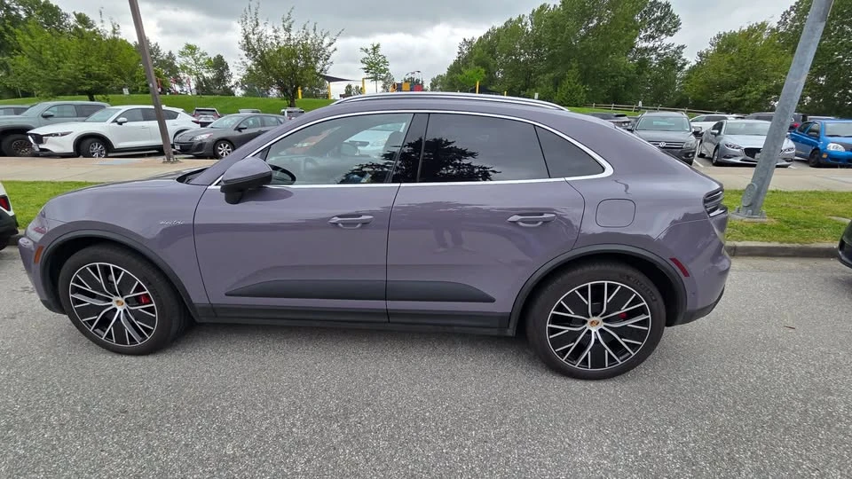 2025 Porsche Macan Electric - Image 4 of 6