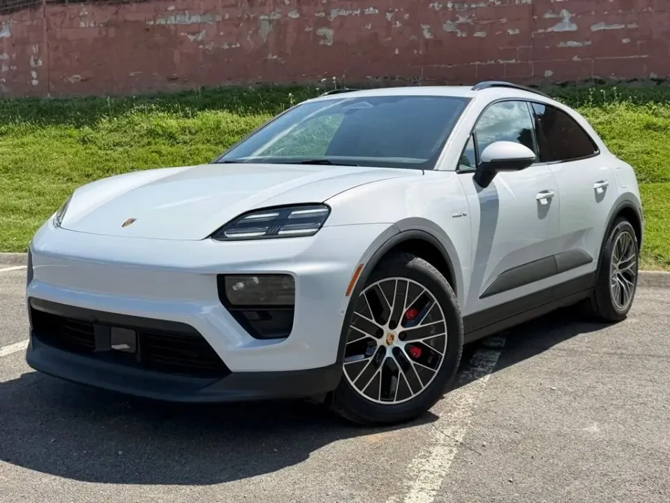 2025 Porsche Macan Electric - Image 12 of 13