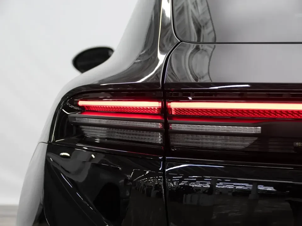 2025 Porsche Macan Electric - Image 16 of 20