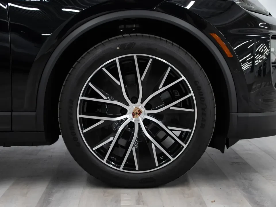 2025 Porsche Macan Electric - Image 9 of 20
