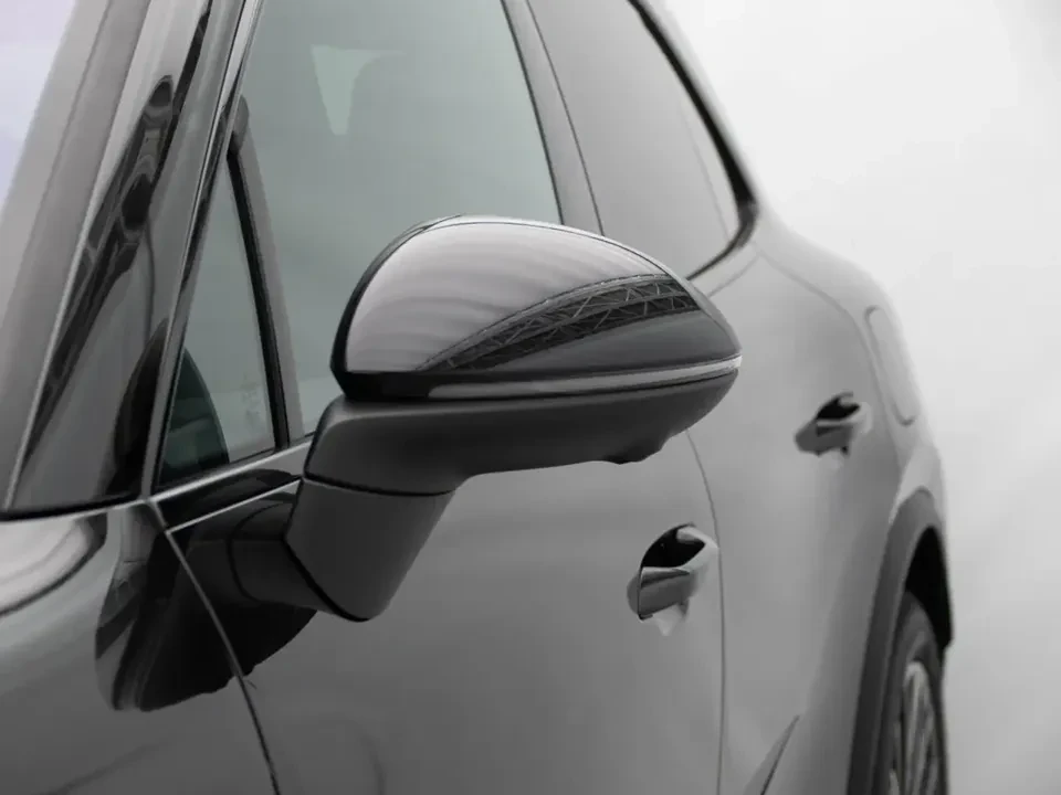 2025 Porsche Macan Electric - Image 12 of 20
