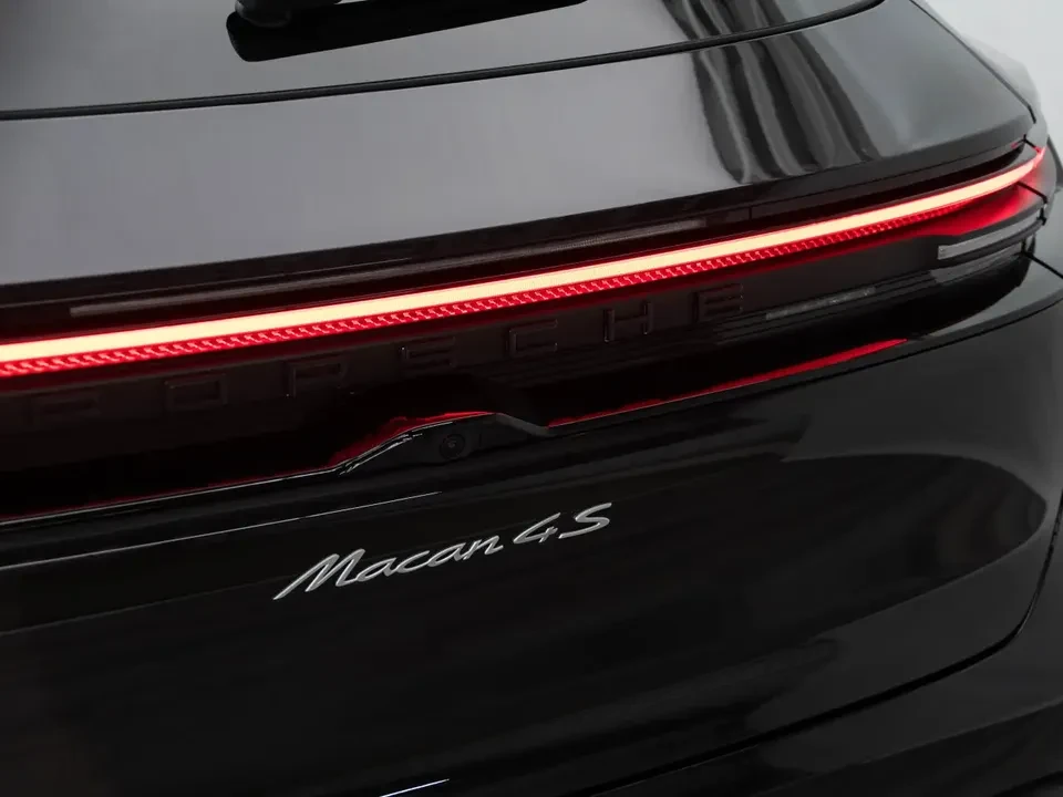 2025 Porsche Macan Electric - Image 15 of 20