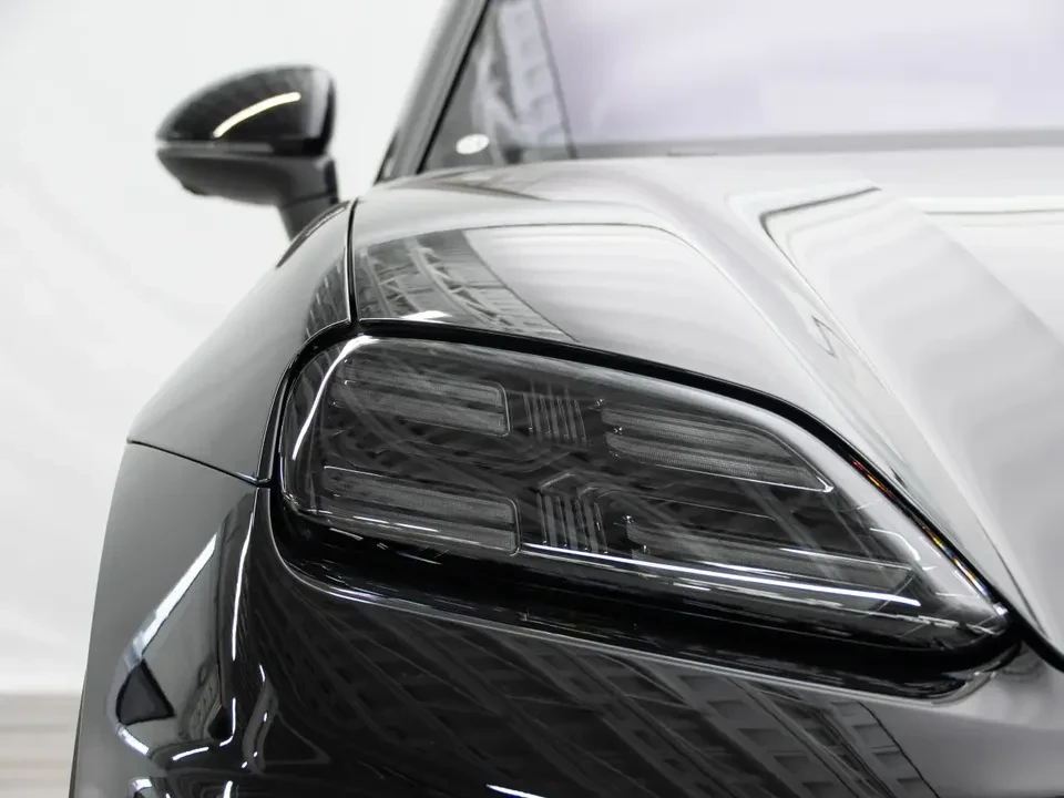 2025 Porsche Macan Electric - Image 11 of 20