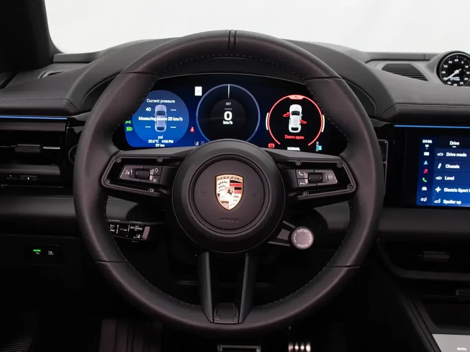 2025 Porsche Macan Electric - Image 18 of 20