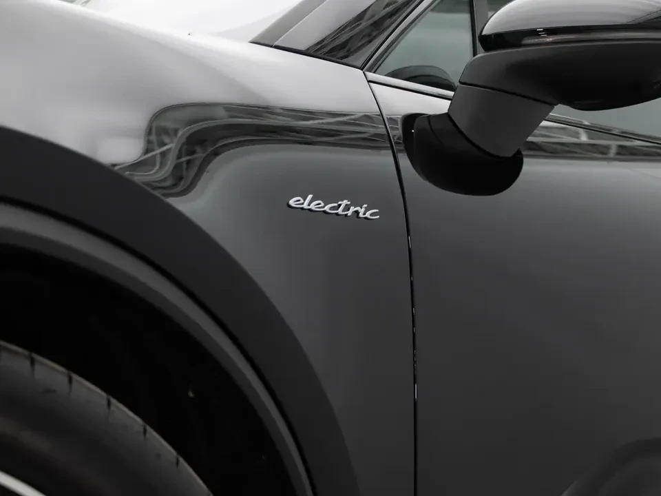 2025 Porsche Macan Electric - Image 14 of 20