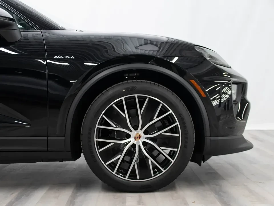 2025 Porsche Macan Electric - Image 10 of 20