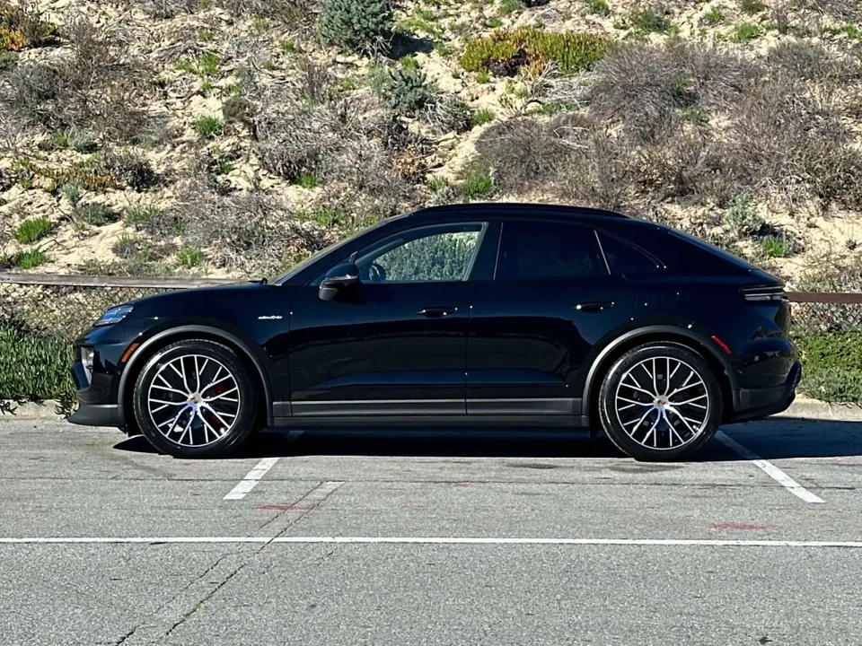2025 Porsche Macan Electric - Image 2 of 8