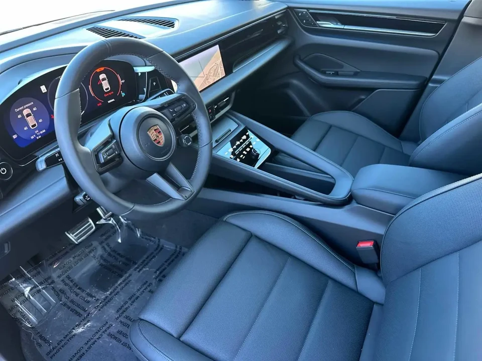 2025 Porsche Macan Electric - Image 4 of 8