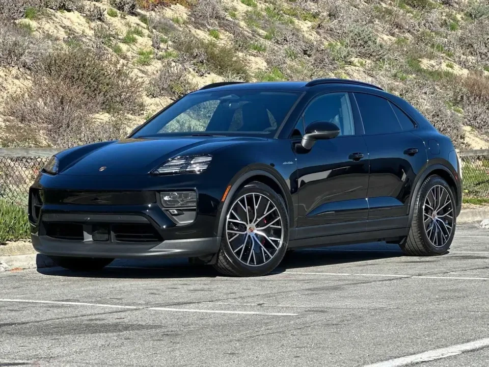 2025 Porsche Macan Electric - Image 9 of 10