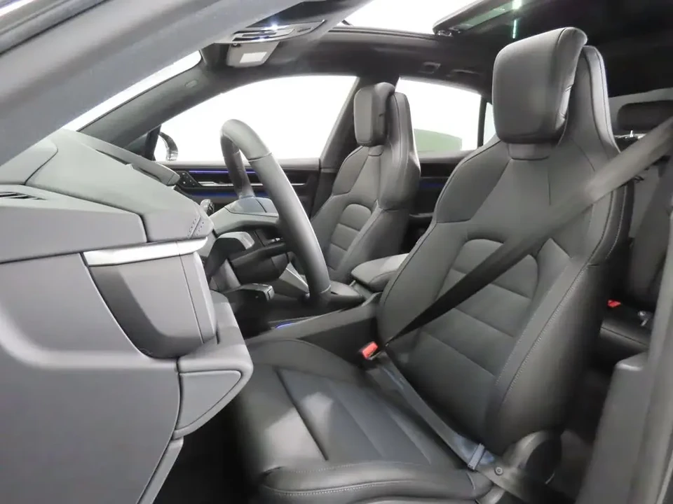 2025 Porsche Macan Electric - Image 5 of 8