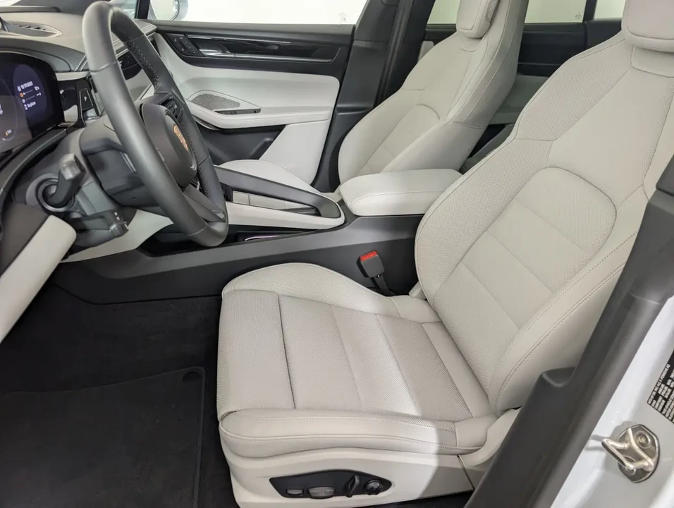 2025 Porsche Macan Electric - Image 5 of 13