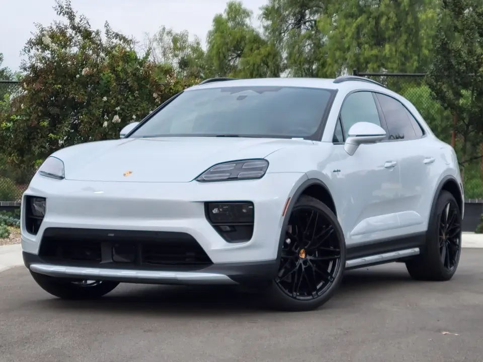 2025 Porsche Macan Electric - Image 9 of 13