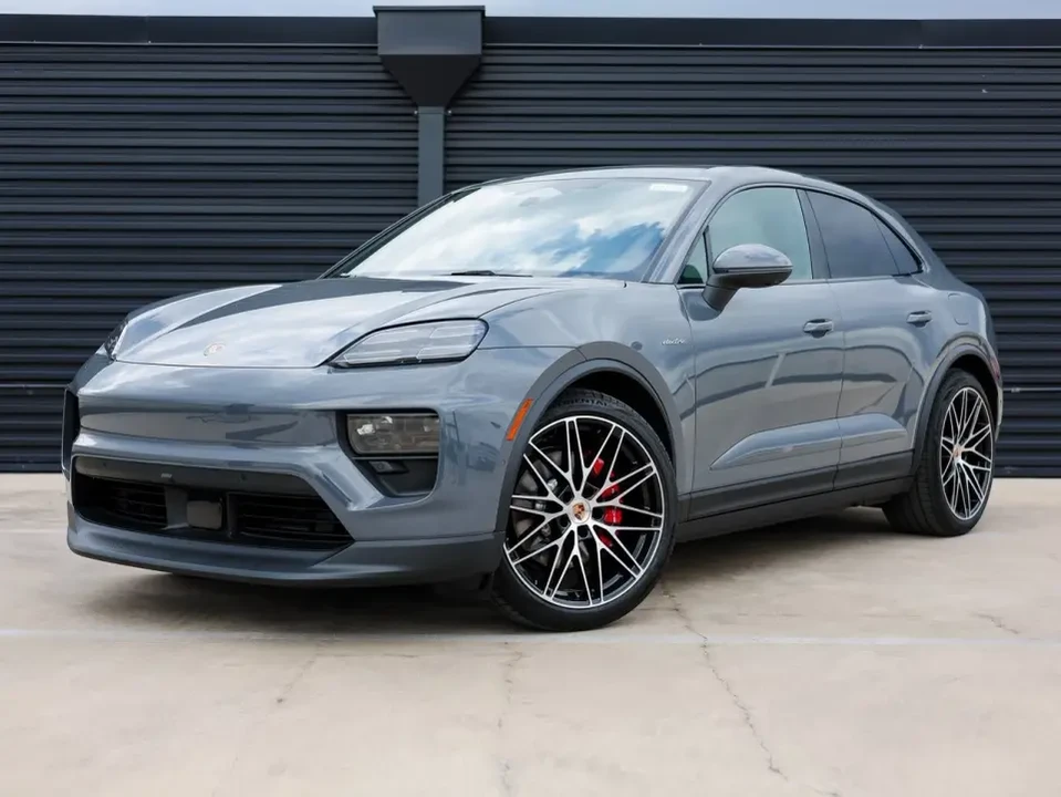 2025 Porsche Macan Electric - Image 10 of 13