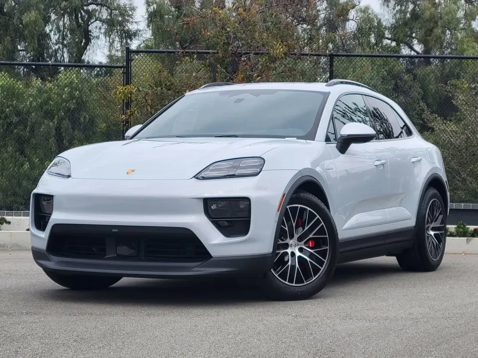 2025 Porsche Macan Electric - Image 11 of 13