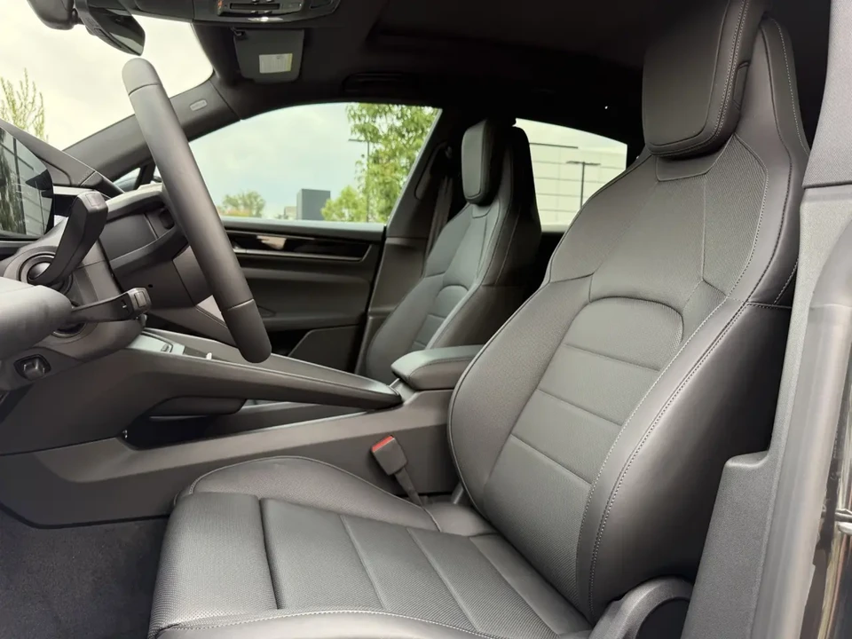 2025 Porsche Macan Electric - Image 5 of 11