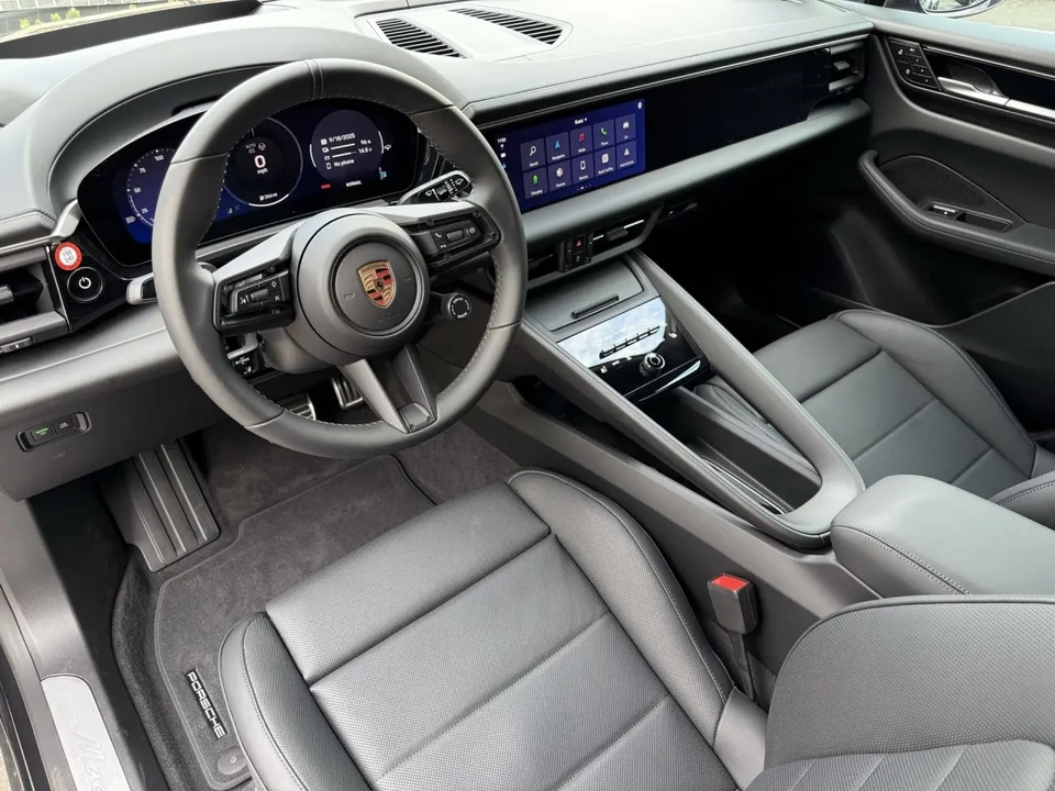 2025 Porsche Macan Electric - Image 4 of 11
